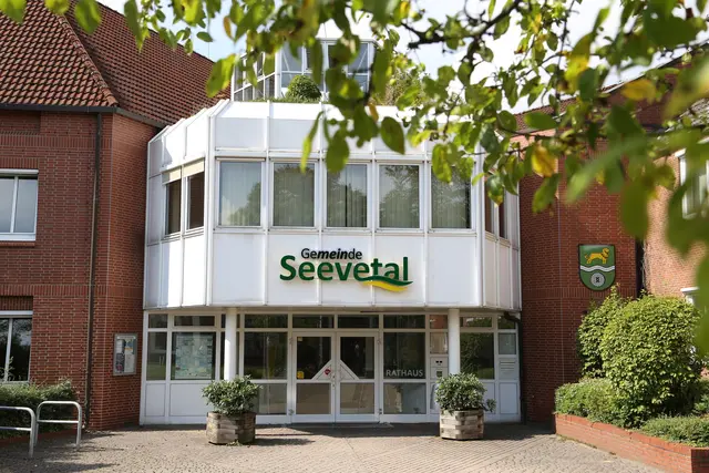 Der Eingang zum Rathaus in Hittfeld | Foto: Gemeinde Seevetal