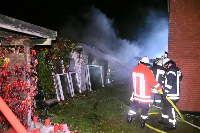 Die Feuerwehrleute bei den Löscharbeiten am dicht neben dem Wohnhaus stehenden Schuppen | Foto: Mathias Wille