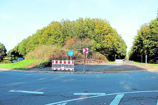 Für den Transport der großen Bauteile wurde durch den Kreisel Linah bei Harsefeld eine Fahrspur errichtet | Foto: sb