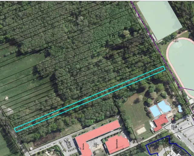 Der Weg nördlich der Schulen und des Schwimmbades, hier farbig umrandet, muss aktuell gesperrt werden | Foto: Gemeinde Jesteburg
