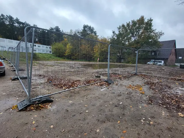Hier standen die Container für 60 Flüchtlinge, die im Juli 2024 durch den Brand zerstört wurden | Foto: sh