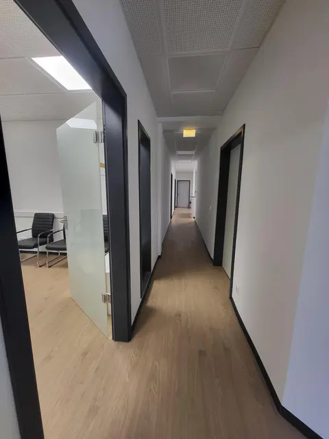 Der lange Flur verbindet die "alten" Praxisräume mit dem Neubau