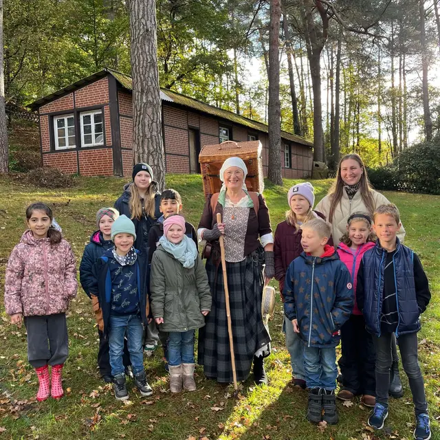 Haben Spaß in der Natur: die Kinder von Waldklinik-Mitarbeitenden mit "Buckelapothekerin" Annette von Karp | Foto: Waldklinik