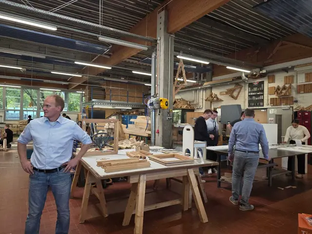 Teilnehmerinnen und Teilnehmer der Messe Handwerk ist mein Ding im Technologiezentrum Stade erhalten praktische Einblicke in die Werkstätten und verschiedene Handwerksberufe | Foto: Juliett Schinner