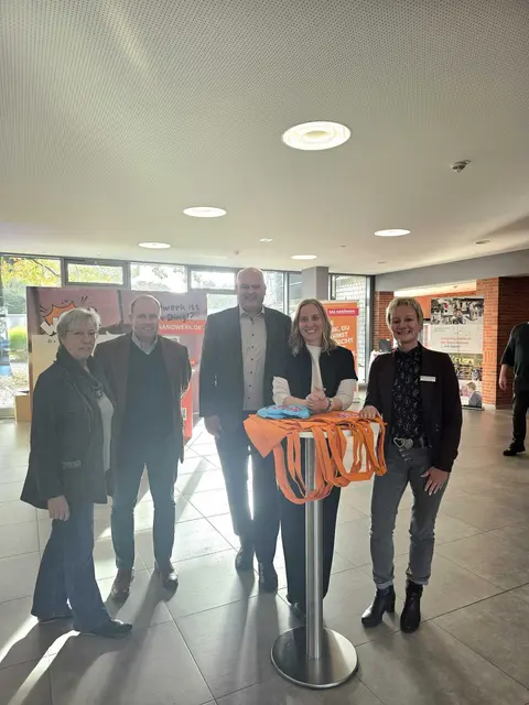 Bei der Messe „Handwerk ist mein Ding“ im TZH Stade: Kim Katharina Koch (Kreishandwerkerschaft Stade. (mi.)), Jürgen Knoll (TZH Stade (3. von li.)), Judith Kraus Vertreterin der Handwerkskammer Braunschweig (li.), Lüneburg, Stade und Vera Zimmermann (re.) von der Agentur für Arbeit informierten über Ausbildungswege und Berufsorientierung im Handwerk | Foto: Juliett Schinner