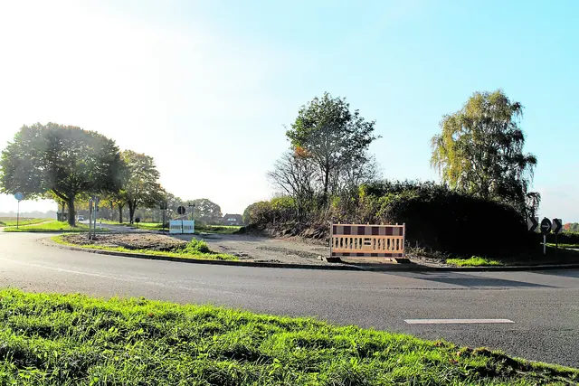 Für den Transport der großen Bauteile wurde durch den Kreisel Linah bei Harsefeld eine Fahrspur errichtet | Foto: sb