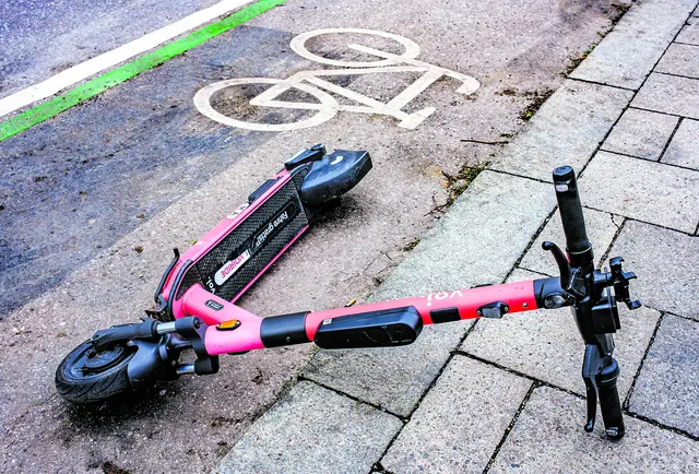 Für E-Scooter sollen bald dieselben Regelungen, wie für Fahrräder gelten | Foto: fottoo - stock.adobe.com