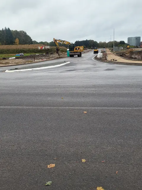 Am Trelder Berg entstand eine großzügige Zufahrt zum neuen Gewerbegebiet Trelder Berg Nord | Foto: sh