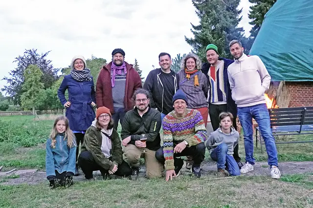 Engagierte Gemeinschaft: das Gründungsteam des Vereins "Menschen machen Orte - Sassenhof e.V." mit dem Vorsitzenden Christopher Müller (vorne, 2. v re.) | Foto: Menschen machen Orte - Sassenhof e.V. 