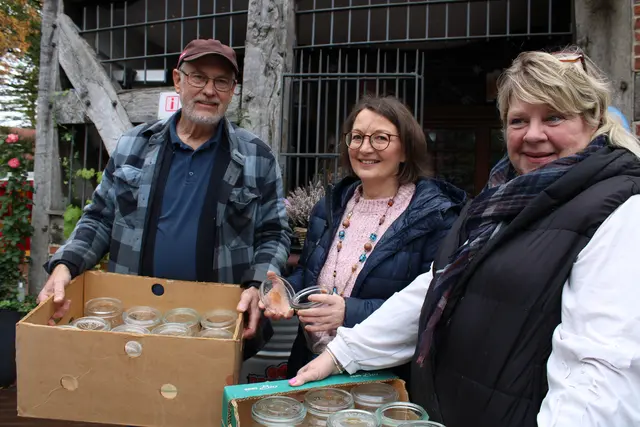 Carola von der Lieth und Nicole Prinz nehmen Weckgläser von Klaus-Dieter Behneke an - ein Orga-Team mit guter Laune | Foto: pöp