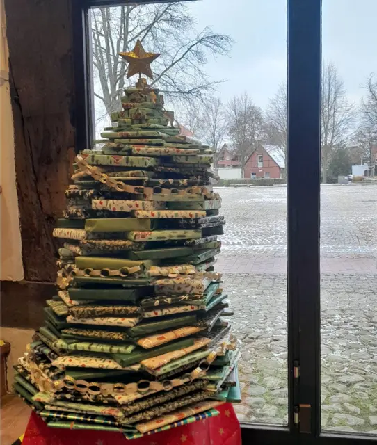 So ein Bücherbaum wie im vergangenen Jahr soll auch jetzt wieder in der Stadtbücherei "wachsen" | Foto: Stadt Winsen