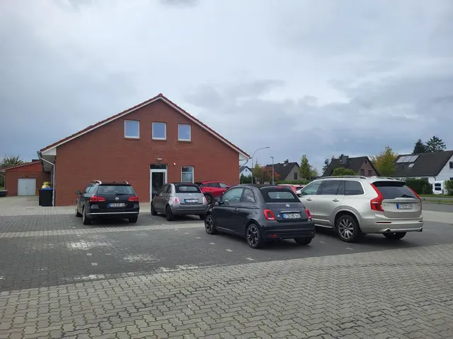 Der große Parkplatz direkt am Praxiseingang an der Stirnseite