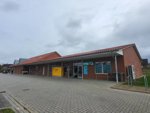 Im Dorfzentrum befinden sich neben der Praxis am Litberg ein Laden, eine Poststation und ein Physiotherapeut