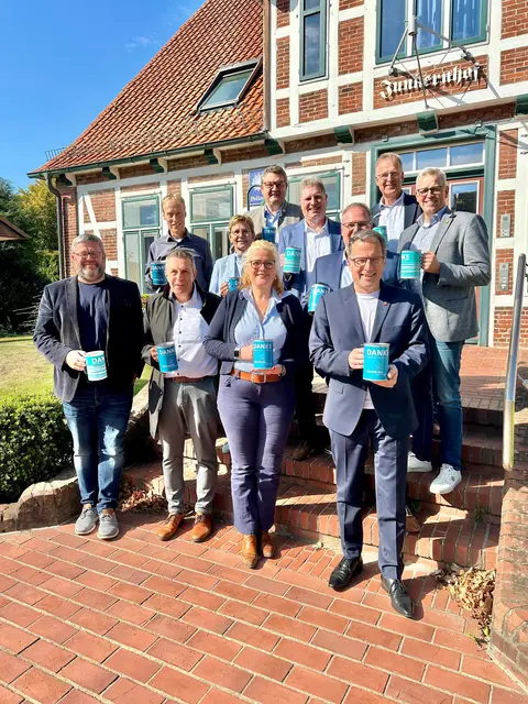 Landrat Kai Seefried wirbt gemeinsam mit den hauptamtlichen Bürgermeisterinnen und Bürgermeistern für die Spendenaktion zugunsten des Volksbundes

 | Foto: Samtgemeinde Apensen