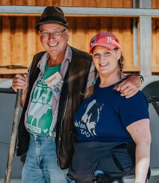 „Bäuerin Käthe“ und „Bauer Hektor“ (Sabrina Heinert und Partner) Mit Herz für die Gemeinschaft: Zusammen bringen sie mit ihren handgefertigten Sternenkalendern Weihnachtsglanz in den Ort
 | Foto: Sabrina Heinert