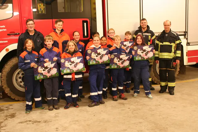 Die Jugendfeuerwehr Iddensen und ihre Betreuer präsentieren den neuen Adventskalender | Foto: Lothar Hillmann/Lions Club