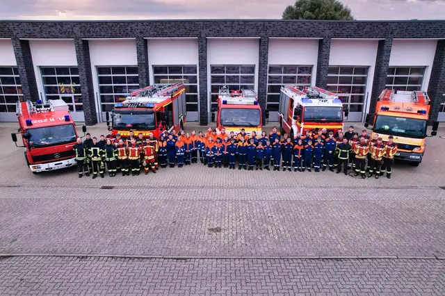Gruppenfoto aller Jugendfeuerwehren  | Foto: FF_Elstorf