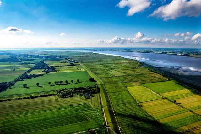 Flaches Land, weiter Horizont: In Nordkehdingen beweisen die Politiker Weitsicht, indem sie sich für die Schaffung einer Einheitsgemeinde ausgesprochen haben | Foto: Martin Elsen/nord-luftbilder.de