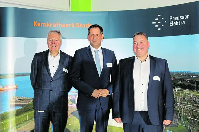 Ministerpräsident Olaf Lies (Mitte) mit dem Preussen-Elektra-Vorstandsvorsitzenden Dr. Guido Knott (li.)und Kraftwerksleiter Marco Albers | Foto: sb