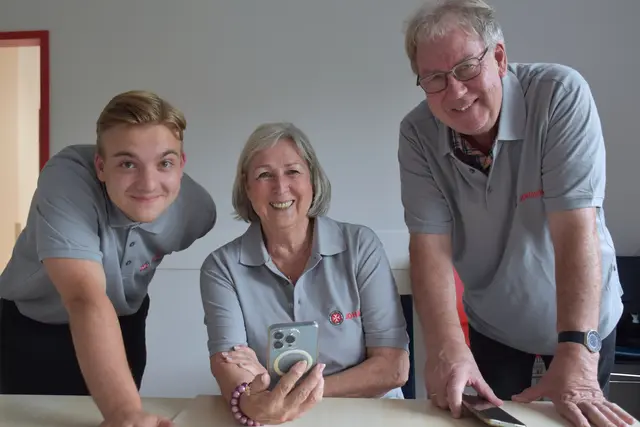Für alle Fragen rund ums Smartphone: Moritz Jodjohn (v.li.), Anne Rode und Klaus Basler vom Team der Johanniter-Handysprechstunde | Foto: Johanniter