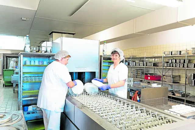Rita Drusch (li.) und Birgit Müller in der Spülküche des Elbe Klinikums Stade. Täglich werden hier insgesamt 9.000 Teile gereinigt | Foto: Elbe Kliniken / Kati Meyer-Thiedig