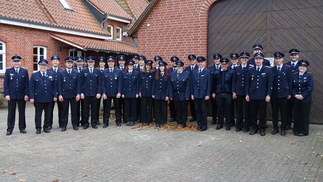 Die Teilnehmer mit Ausbildern und Prüfern vor dem Quarrendorfer Feuerwehrhaus  | Foto: Pressestelle Feuerwehr Samtgemeinde Hanstedt