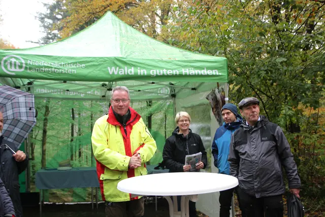 Arne Riedel, Forstamtsleiter NFA Harsefeld (v. li.), begrüßt die Helfer und Gäste mit Sarina Pils, Leitung ÖNSOR, Julian Mattis, Mitarbeiter ÖNSOR, und Dr. Uwe Andreas, Amtsleitung Naturschutzbehörde | Foto: Böttger NLF/Pilz ÖNSOR