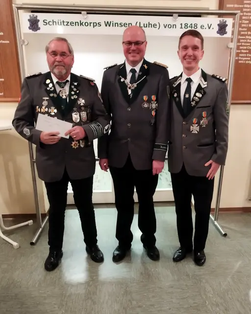 Glückwunsch für die Sieger des Königs-Ehrenpreises: König Immo Röhl (Mi.), Uwe Kasteinke-Nowack (li.) und Felix Oppermann | Foto: Helga Westermann