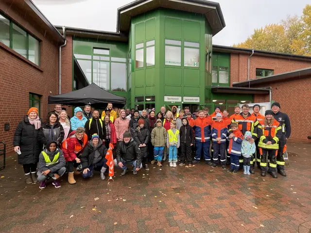 Mehr als 50 engagierte Helferinnen und Helfer trotzten Wind und Regen und beteiligten sich am Herbstputz in Meckelfeld | Foto: Langenbeck