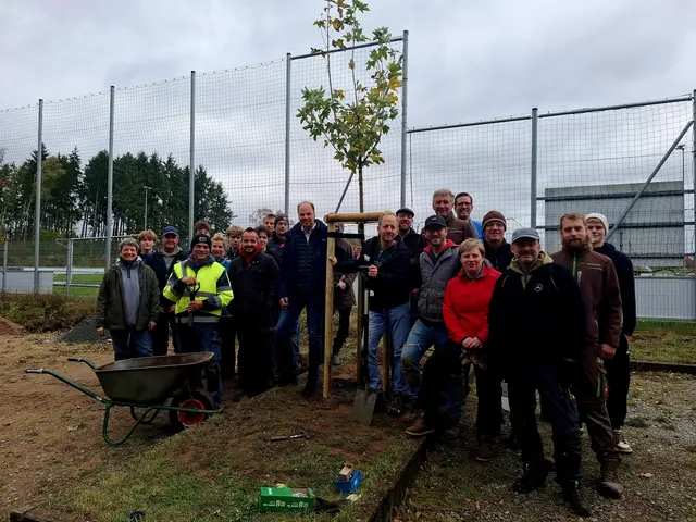 Die Beteiligten bei der Baumpflanzung in Holm-Seppensen | Foto: SV Holm-Seppensen