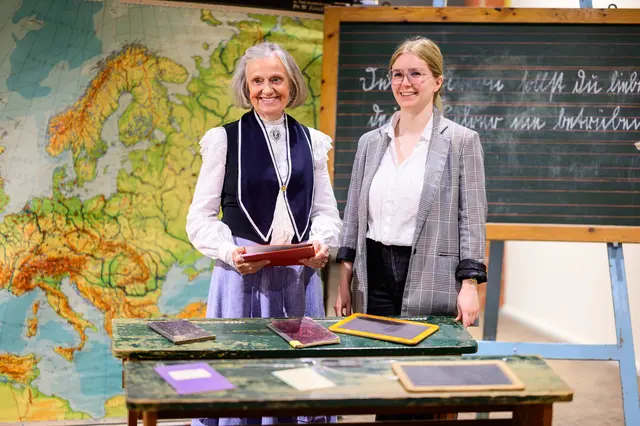 Die ehemalige Schulleiterin Christine Strüfing (li.) mit Lea Finzel  | Foto: FLMK