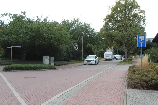 Die Hermann-Löns-Straße mündet in eine Sackgasse, nur Fußgänger und Radfahrer dürfen am Ende der Straße einen Stichweg zum Friedhofsweg nutzen | Foto: sb