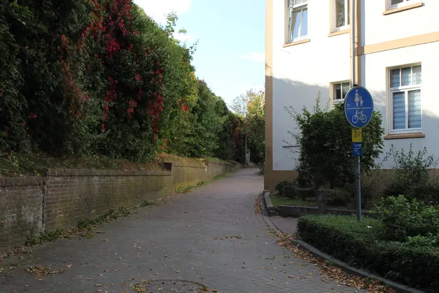 Der Stickweg führt am Ende der Hermann-Löns-Straße zum Friedhofsweg. Hinter der Mauer auf der linken Seite befindet sich die Bundesstraße | Foto: sb
