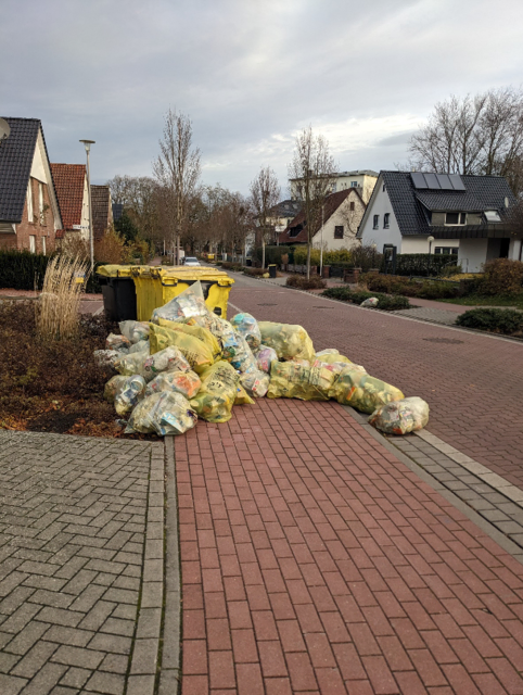 An der Sammelstelle wehen die Gelben Säcke teilweise bis auf die Straße | Foto: Privat