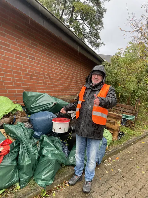 Die eifrigen Helfer hatten viel zu tun beim diesjährigen Herbstputz. Ortsbürgermeister Peter Langenbeck (CDU) präsentiert die "Beute" | Foto: Langenbeck