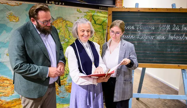 Stefan Zimmermann mit Christine Strüfing (Mi.) und Lea Finzel. Ihre Privatsammlung überließ Strüfing zu großen Teilen dem Freilichtmuseum am Kiekeberg | Foto: FLMK
