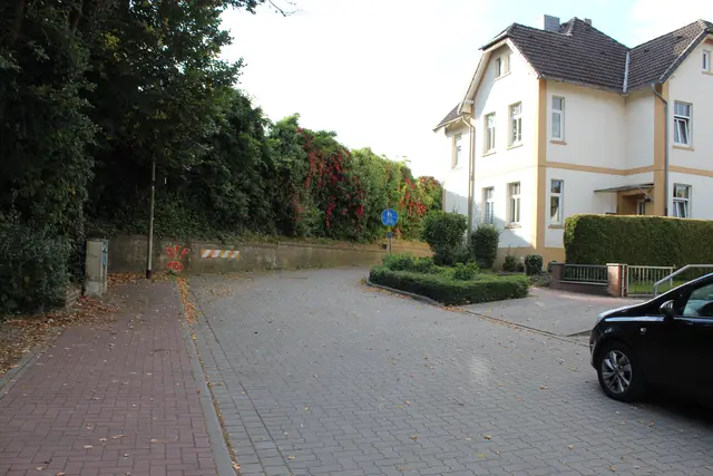 Für einen Wendehammer ohne Parkplatzverlust müsste die Grünfläche rechts und ein Teil des Fußweges weichen | Foto: sb