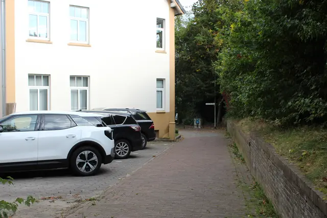 Der Stichweg am Ende der Hermann-Löns-Straße ist nur für Fußgänger und Radfahrer zugelassen. Eine Ausnahme bilden die Nutzer der Parkplätze | Foto: sb