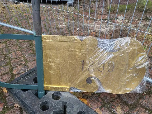Die Wetterfahne, noch eingepackt und am Boden