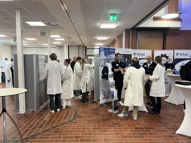 Im Austausch mit regionalen Unternehmen erweiterten die Schülerinnen und Schüler ihr Wissen über Wasserstoff und Energiewende | Foto: sra