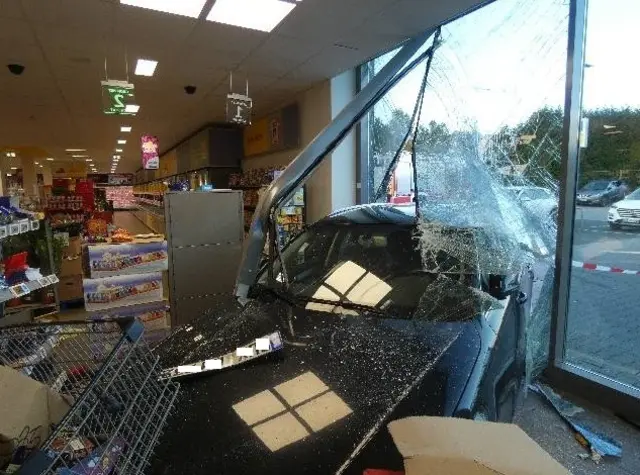 Die Seniorin fuhr mit ihrem Pkw durch die Glasscheibe in den Netto-Markt | Foto: Polizei