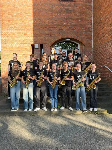 Die NDR Bigband kommt auf die Bühne des Gymnasiums Meckelfeld | Foto: Martin Schönefeld/NDR Bigband