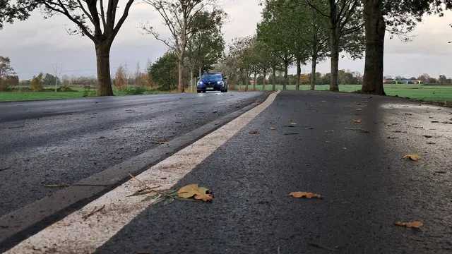 Erste Autos nutzen nach der Sanierung bereits wieder die Straße Am Hohenwedel zwischen Pulverweg und Kreisstraße. Der Abschnitt wurde nun gute zwei Wochen früher als geplant freigegeben | Foto: Hansestadt Stade