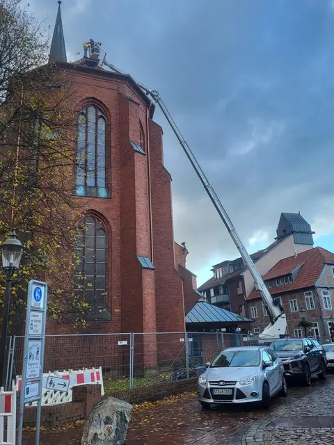Oben angekommen, wird erst die Kugel auf dem Dach montiert