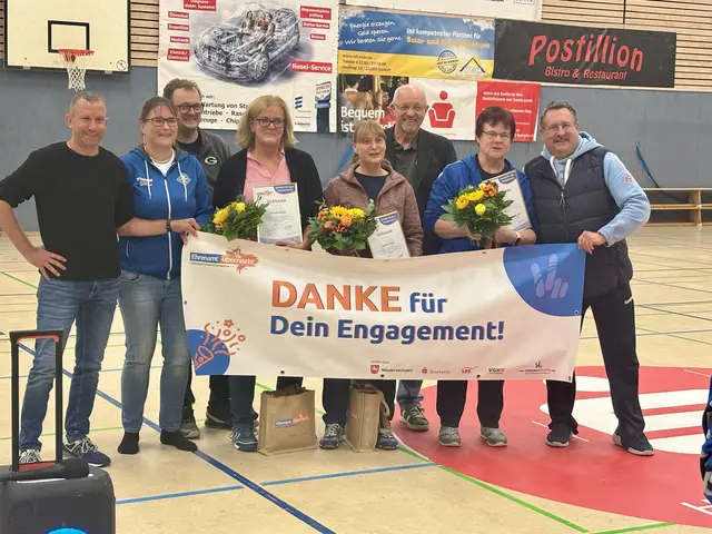 Bei der Überraschung (v. li.): Stephan Grönwoldt, Susanne Kurze, Thorsten Tibke, Carola Heidrich, Biggi Böckenhauer, Uwe Bahnweg, Babsi Kröger und Frank Palm
 | Foto: Kreissportbund