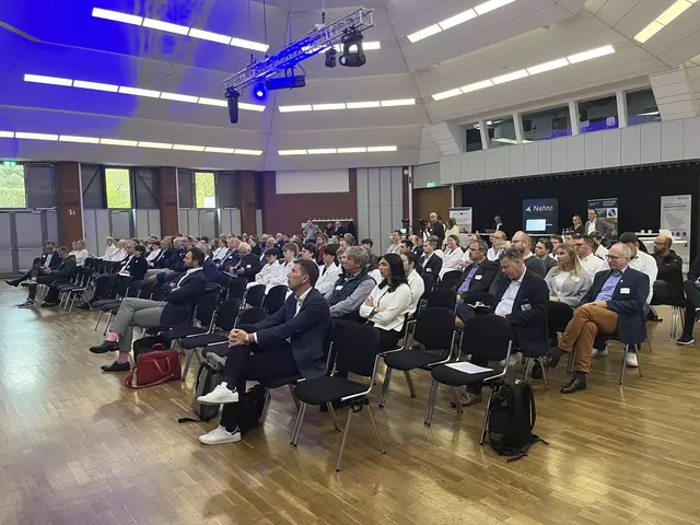 Volles Haus: Interessierte Gäste verfolgen die Auftaktdiskussion in der Burg Seevetal | Foto: sra