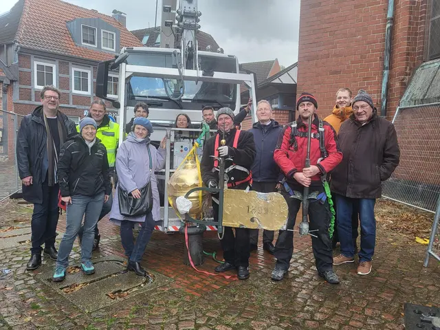 Handwerker, Bauausschuss, Förderverein, Architekten und Pastor Chris Hasemann (2. v. re.) mit der Wetterfahne und Zeitkapsel