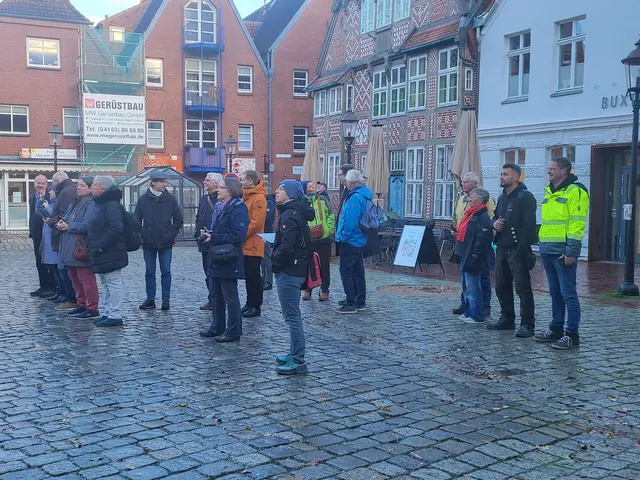 Die Zuschauer verfolgen das Geschehen auf dem Kirchdach