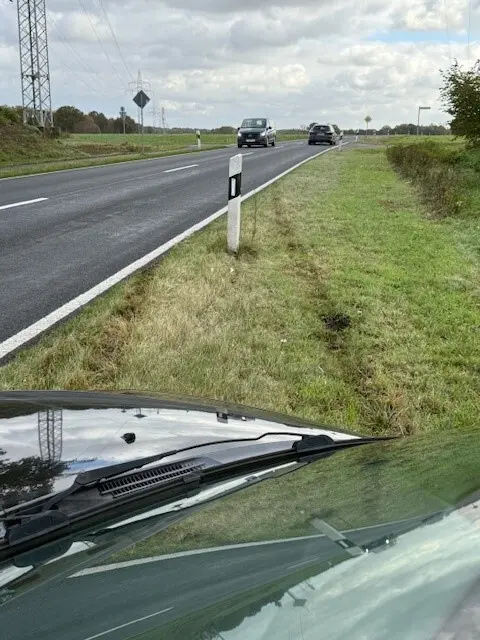 Der Wagen kam von der Fahrbahn ab | Foto: Polizei