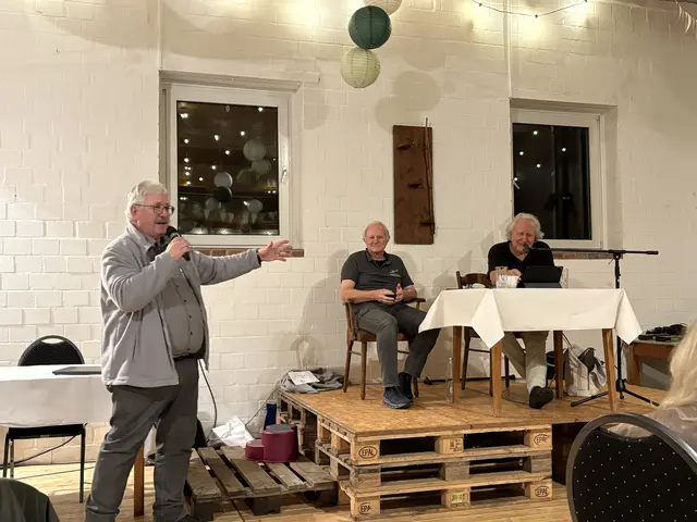 Frank Havemann, links, begrüßte Peter Urban, rechts neben Uli Koch